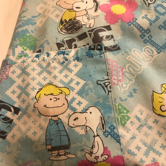Peanuts Scrub Top  Nurses Top 2 large front pockets XL V Neck - Picture 6 of 9